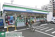 ファミリーマート 徒歩7分。コンビニ 520m
