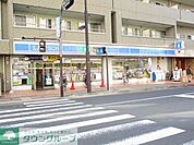 ローソン 徒歩8分。コンビニ 570m