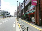 まいばすけっと千住緑町3丁目店 約682ｍ