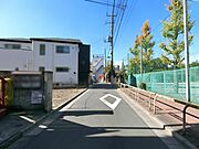 北側通路は幅員約5.7ｍです。広々とした公園に面しております。