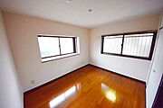 ★玄関横の6帖の洋室★