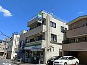 ファミリーマート東日暮里六丁目店 徒歩8分。コンビニ 590m