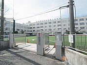 足立区立西新井第一小学校（382m）
