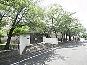 足立区立栗原北小学校（109m）