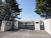 足立区立渕江第一小学校（421m）