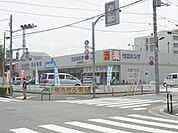 ウエルシア足立西新井店（341m）
