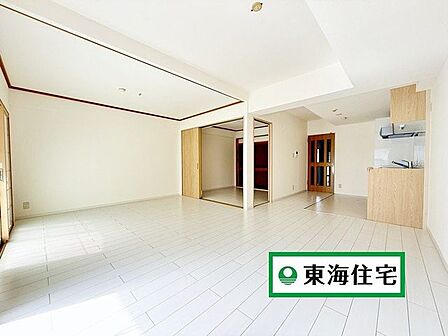 フルリフォーム済み、壁も床も新しく生まれ変わった室内。