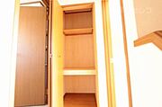 階段横にも収納があります。