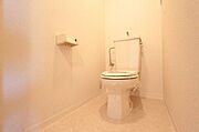 綺麗で広いトイレットルーム。