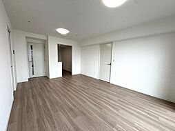 LDK16.2帖。南東向き住戸につき陽当たりが良く明るい室内です。