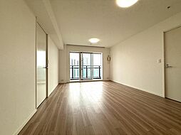 LDK16.2帖。南東向き住戸につき明るい室内です。