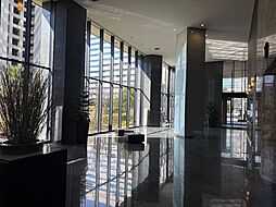 共用部／天井が高く解放感のあるエントランス
