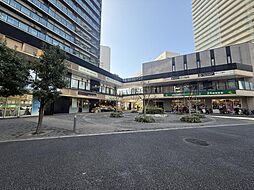 マンション1階部分に24時間スーパー、八百屋、クリーニング店、クリニック、動物病院、飲食店、弁当屋などがあり便利です。