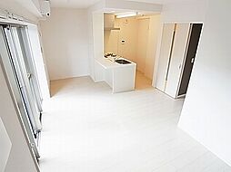 アムール・ゼルコバ 2階1LDKのリビング/ダイニング