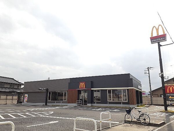 画像19:マクドナルドまで1100m