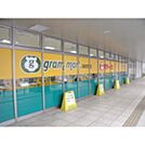 スーパー「ぎゅーとらgram　mart．津まで582ｍ」
