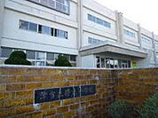 小学校「津市立修成小学校まで885ｍ」