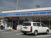 コンビニ「ローソン津一身田店まで1104ｍ」