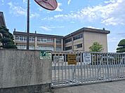 小学校「津市立南立誠小学校まで555ｍ」