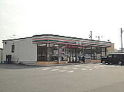 コンビニ「セブンイレブン津市河芸町上野店まで1409ｍ」