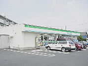 コンビニ「ファミリーマート久居北口店まで653ｍ」