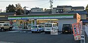 コンビニ「ファミリーマート四日市川島町店まで801ｍ」