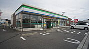 コンビニ「ファミリーマート鈴鹿南玉垣町店まで674ｍ」