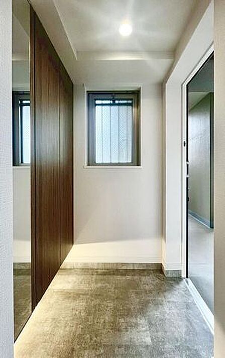 全身鏡付きの玄関です、ぜひ現地にて、実際の広さや開放感をお確かめください。