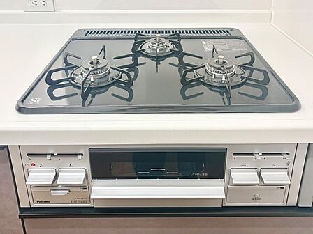 使い勝手を追求したキッチン。収納も豊富で、スッキリと美しいキッチンスペースを保てます。