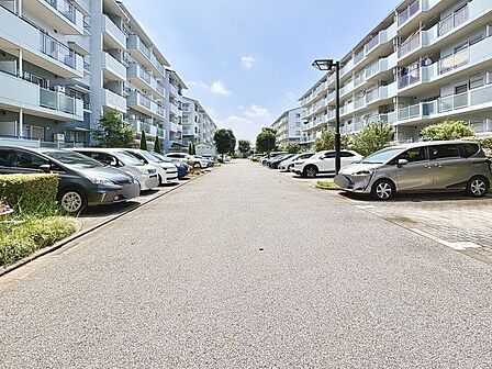 敷地内駐車場をご用意(空き状況要確認)。お車を使った日常のお買い物や通勤もスムーズです。