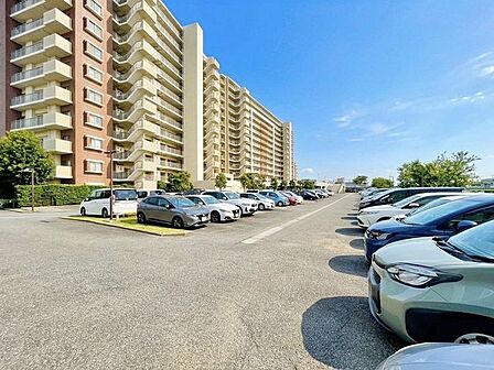 敷地内駐車場。お車での通勤や休日のお出かけもスムーズ。空き状況についてはお気軽にお問合せください。