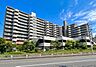 外観：閑静な住宅街に調和する美しい外観。陽当り・通風良好な住環境で、穏やかな毎日が始まります。
