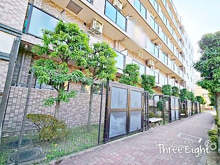 マンション周辺には植栽があるだけでなく、ちょっと休憩できるベンチまで設置されています♪東綾瀬公園まで歩いてすぐで、ワンちゃんのお散歩スポットになっています。近くには昔ながらの駄菓子屋さんも♪