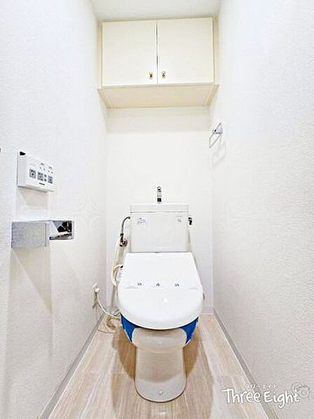 ウォシュレット搭載トイレです♪吊戸棚付きで、サニタリー用品やお掃除用品を隠して収納しておくことができます。ウォレットリモコンは壁付けタイプ!座った時に窮屈さを感じません♪