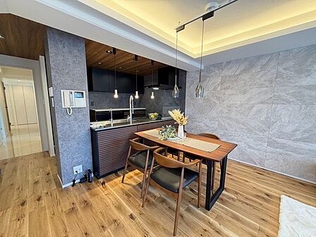 キッチンから部屋全体を見渡せる開放感あふれるリビング!アクセントクロスと美しい照明が調和し、ご家族の気配を感じながら安心して料理や家事を進められる快適な配置です!