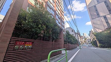 建物入口はガラスを取り入れた開放感のあるつくり。赤系の壁面と照明が落ち着いた雰囲気を演出し、毎日の帰宅を気持ちよく迎えます!