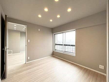 【洋室:6帖】明るく落ち着いた雰囲気のお部屋です。