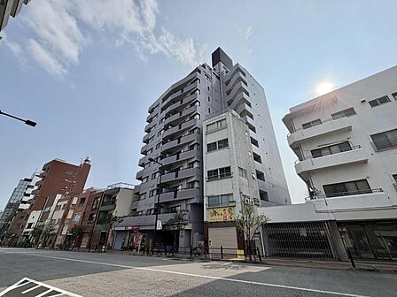 【外観】落ち着いた色合いで、周囲の街並みに馴染む外観です。