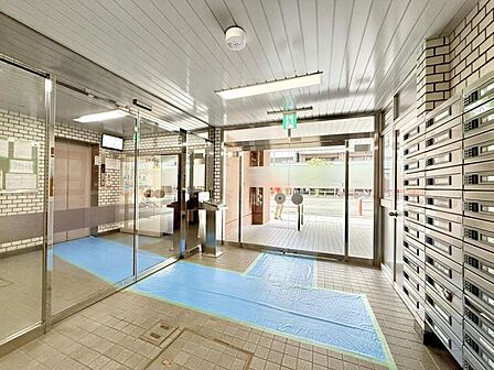 【エントランス】清潔感のある明るいエントランスが、毎日の帰宅を心地よく迎えてくれます。