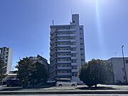 【外観】　静かな住宅街に映える、端正なマンション。暮らしの舞台にふさわしい、落ち着きと品格を備えています。