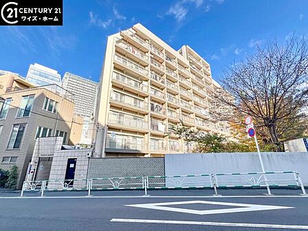 【外観】 閑静な住宅街に佇む、品のあるマンション。街の空気に溶け込む、穏やかな佇まいです。