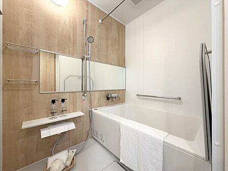【浴室】機能性とデザイン性に重きを置き、ゆったりとお過ごしいただけるバスルームです。