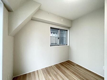 【洋室:3.7帖】シンプルで落ち着いた洋室は寝室に。一日の終わりに、ほっとひと息つけるプライベート空間です。