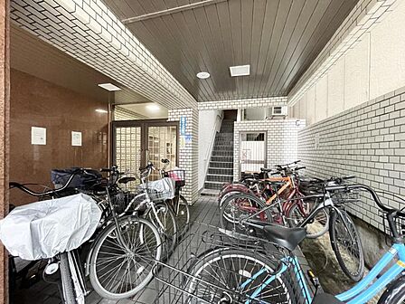 【駐輪場】屋根付きの駐輪場は雨の日などにとても重宝します。