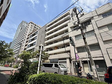 【外観】街並みに溶け込みながらも存在感を放つ外観。