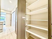 【収納】　使い勝手の良い収納が豊富で、物が多くてもスッキリ片付けられます。