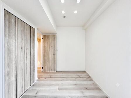 【洋室:5帖】木目の美しいフローリングは落ち着いた色彩で統一されどんなテイストの家具もピッタリマッチします。