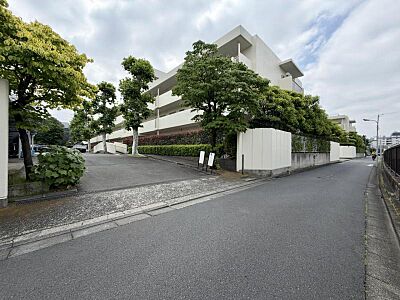 外観：【外観】街並みに溶け込みながらも存在感を放つ外観。