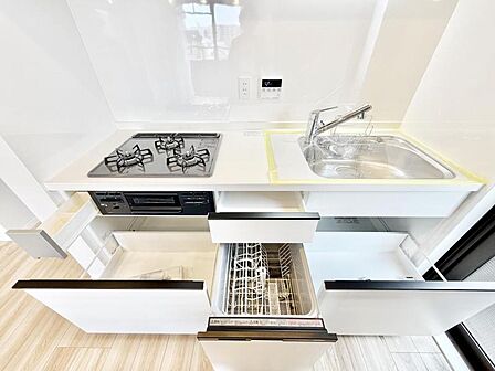 【キッチン】収納スペースが豊富で、調理器具や食材もスッキリ片付きます。