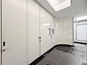 【エントランス】　住民同士の挨拶が飛び交うエントランスは明るく快適で気持ちの良い空間